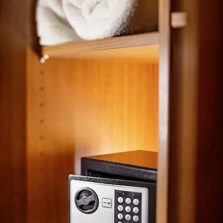 Schweizer Hof Szálloda 3*